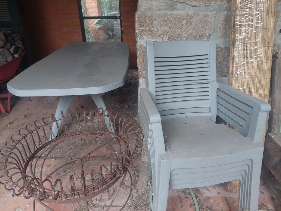Conjunto de mesa e cadeiras de jardim