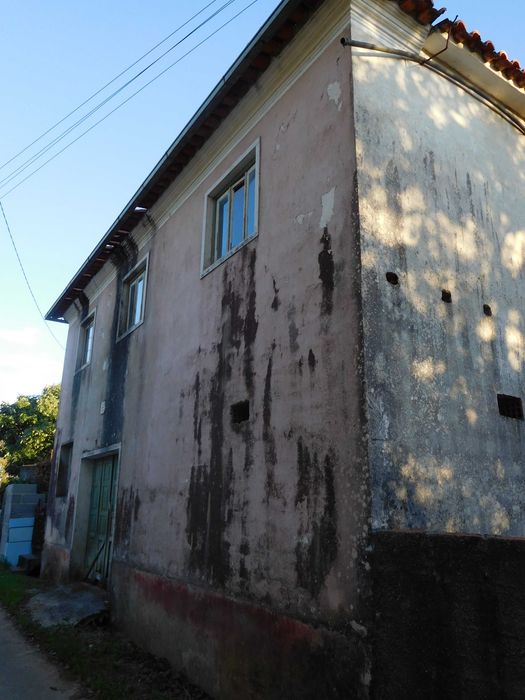 Casa para renovar ,Excelente local , bons acessos, boa esposição solar