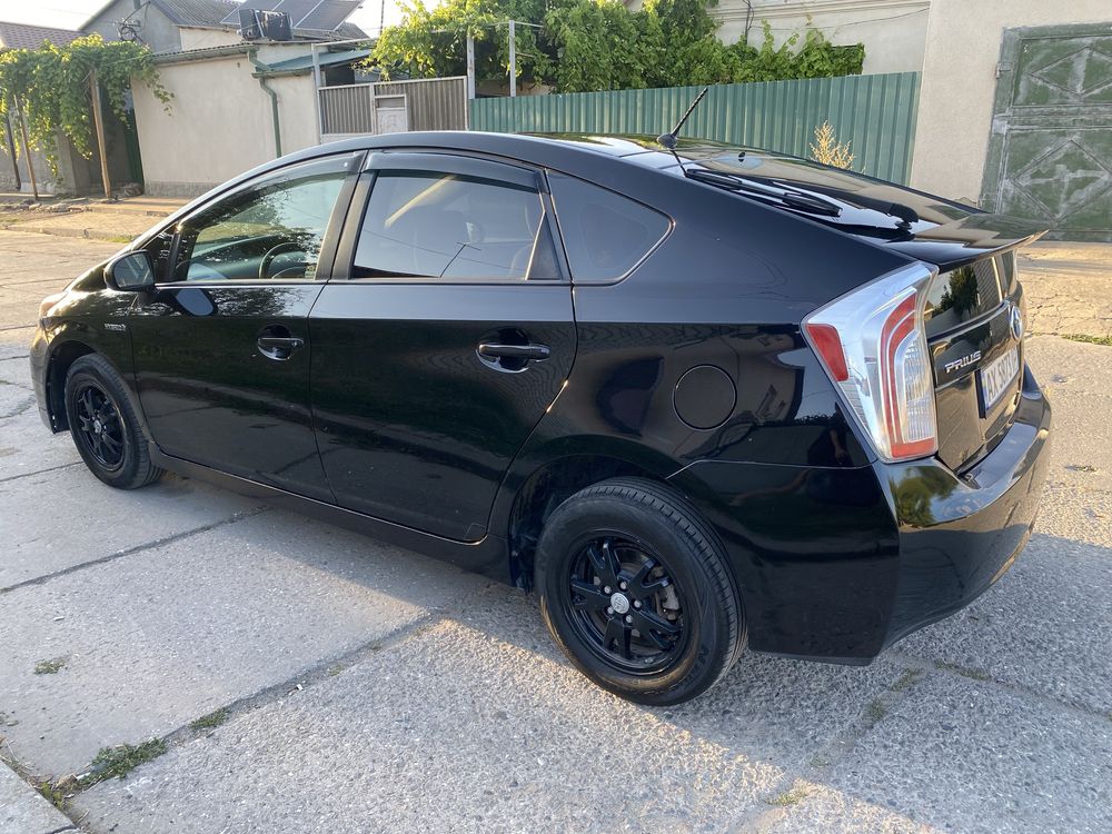 Toyota Prius 2015г