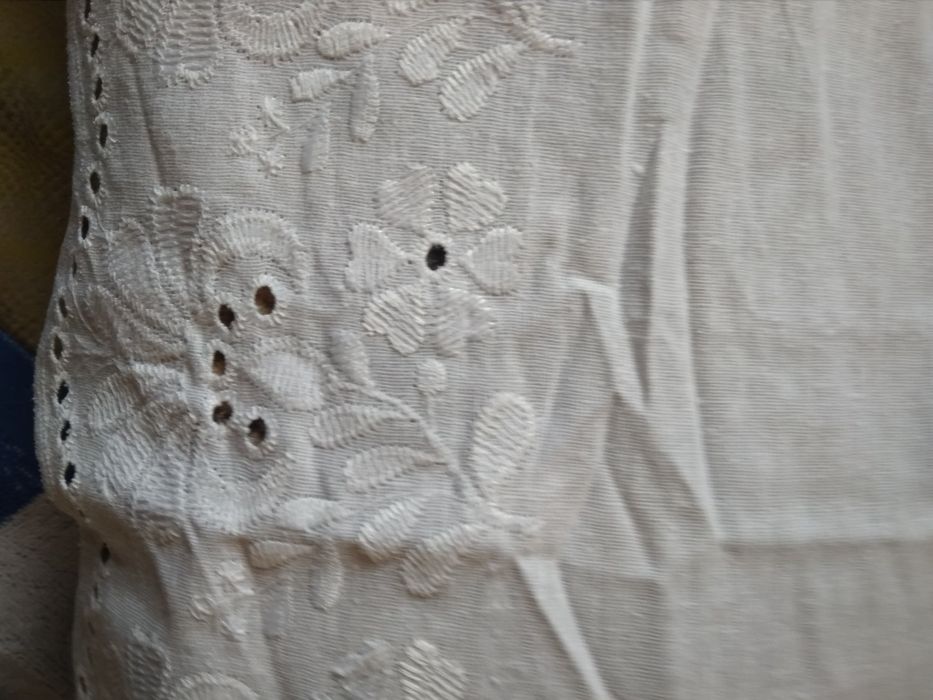 Лоскут, остатки гипюра.Кружево. Пуговицы.