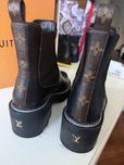 Louis Vuitton на 38 разм. Оригинал. Состояние новых.