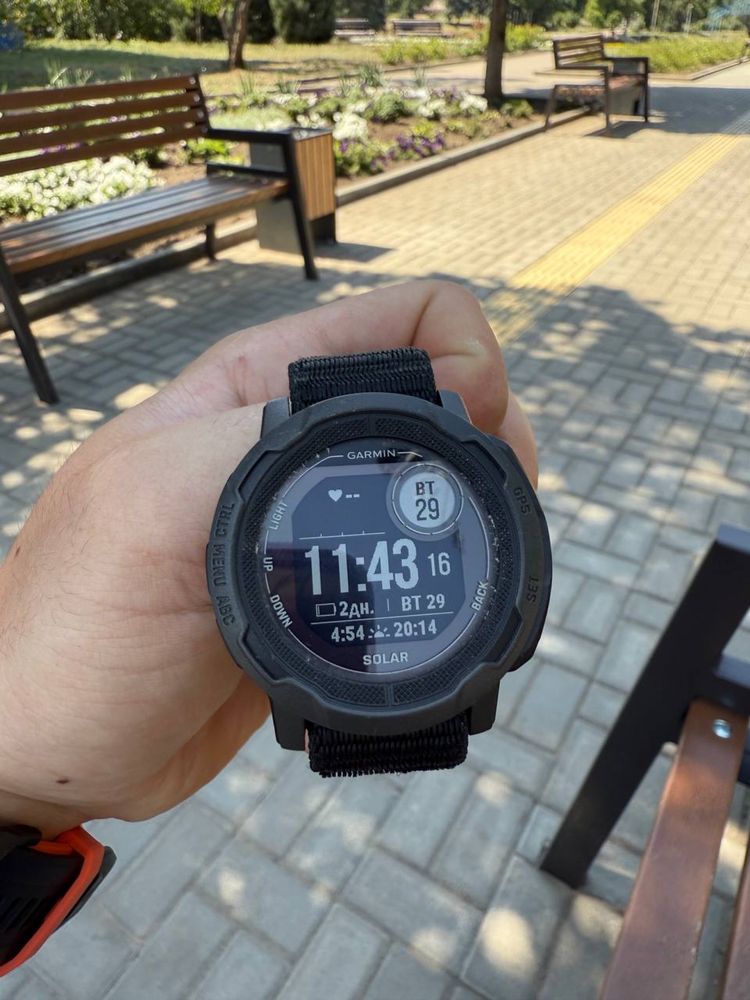 Міцний смартгодинник Garmin Instinct 2 Solar з GPS-приймачем.