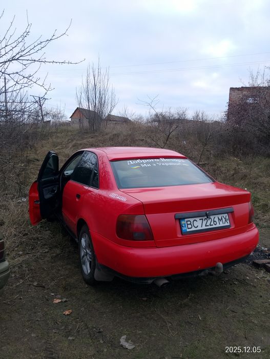 Ауді А4В5  1.6 бензин  1995 рік