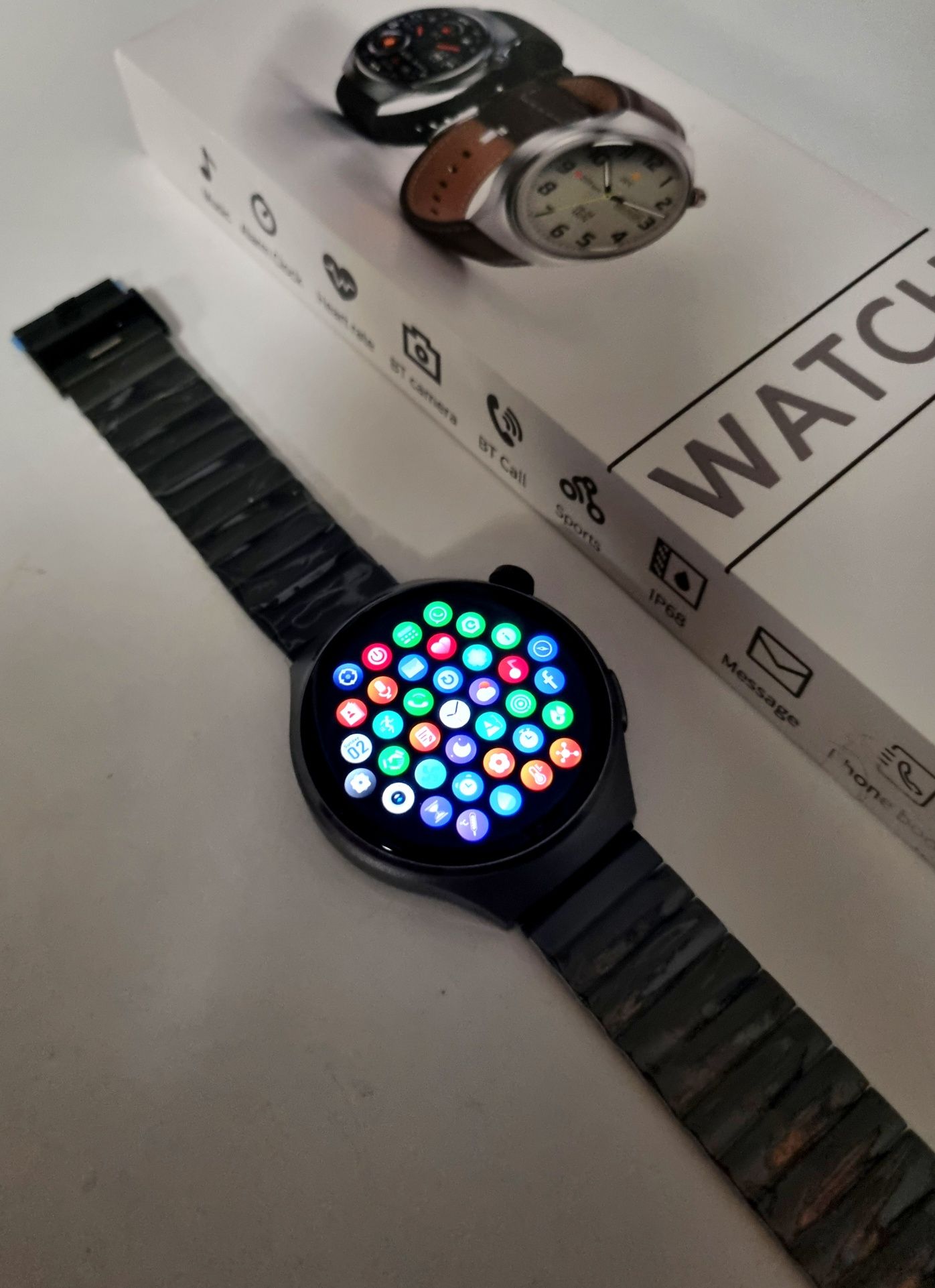 Czarny smartwatch okrągły