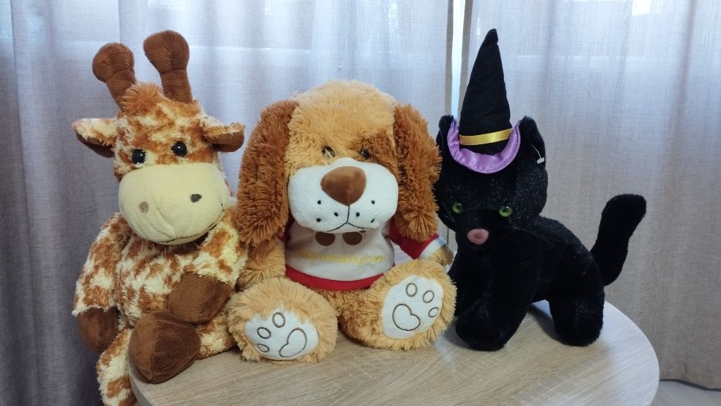 М'які іграшки, кіт, жираф, пес...