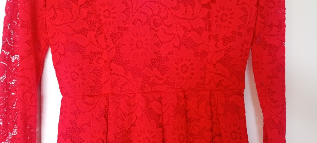 Elegancka czerwona sukienka w koronkę