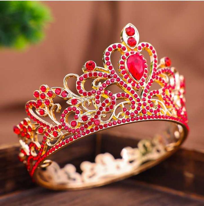 Ślubna luksusowa korona z kryształem górskim.