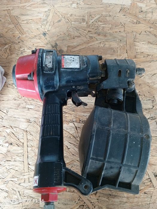 Пневмо пістолет для цвяхів