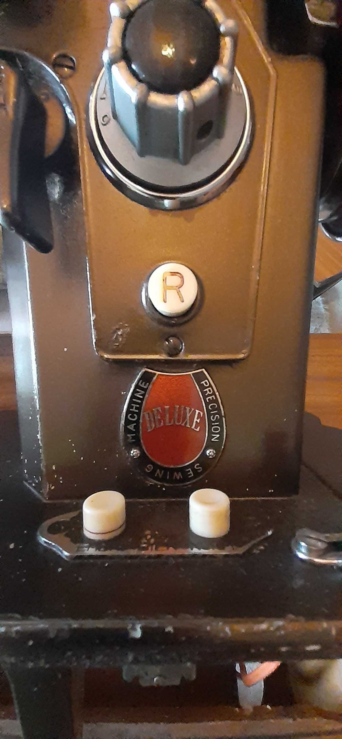 Máquina de costura antiga a funcionar