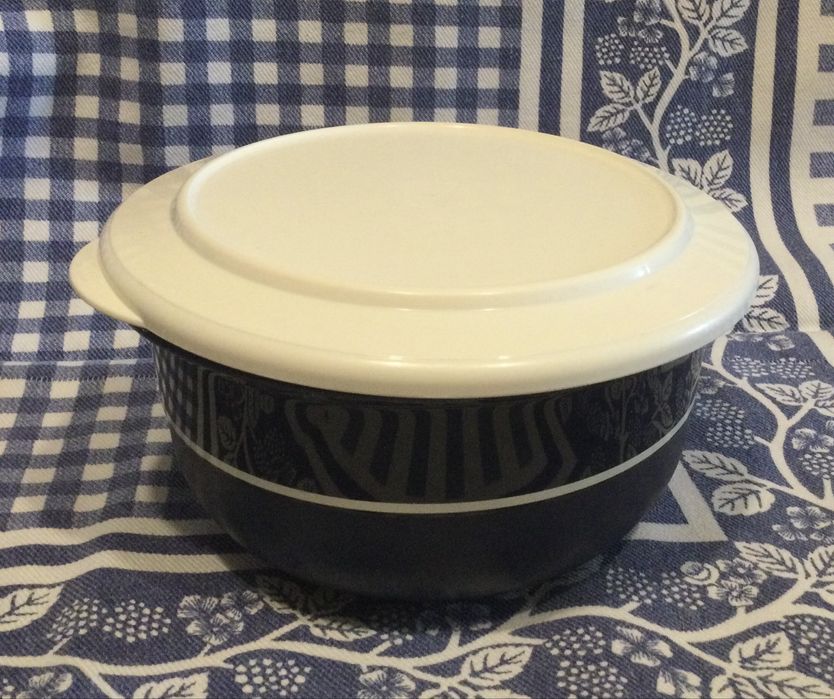 Tigela com tampa, Tuperware, em azul e branco.