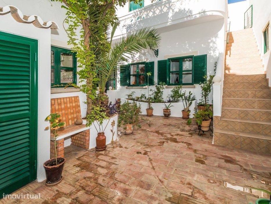 Moradia T7 em Loulé com jardim, 4 pátios e 2 garagens, Loulé, Algarve