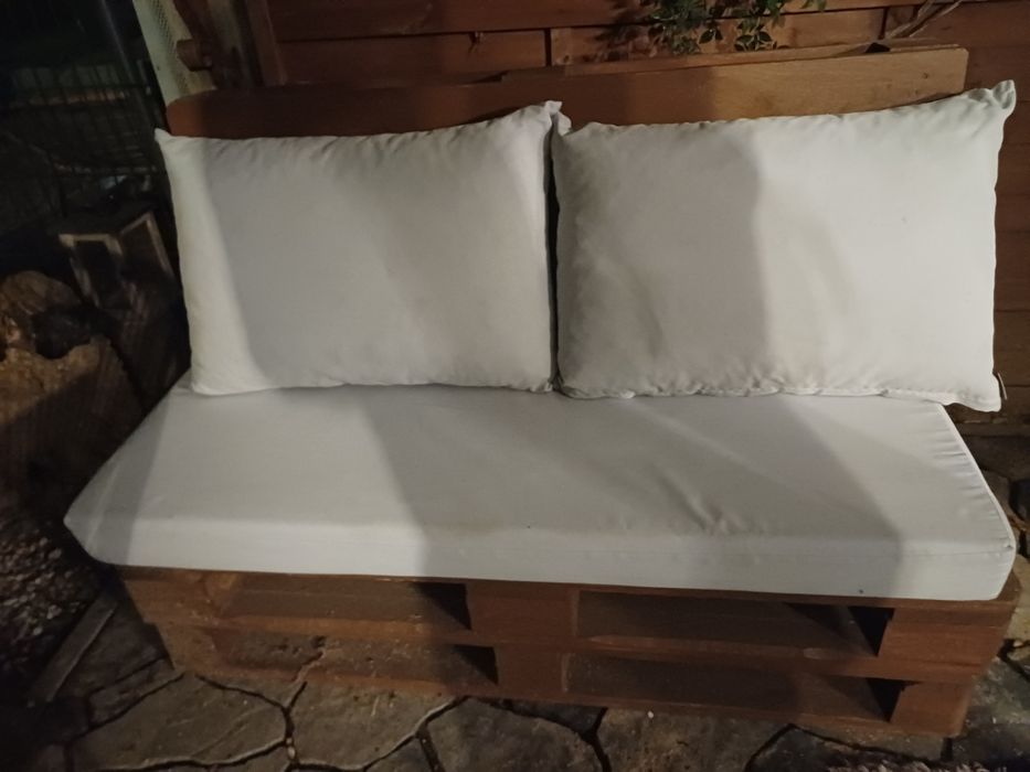 Siedzisko ogrodowe z palet z poduszkami