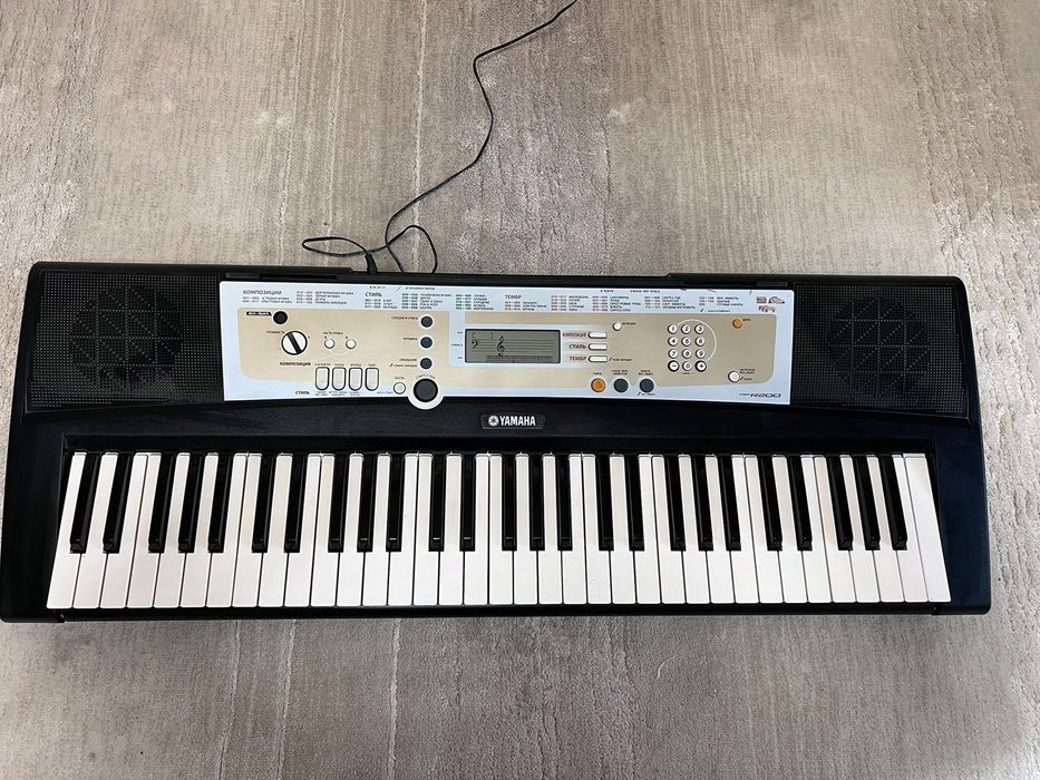 Синтезатор Jamaha PSR-R200
