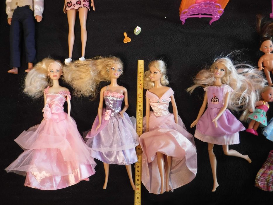 Lalki  barbie  i Ken  z pałacem  <  P