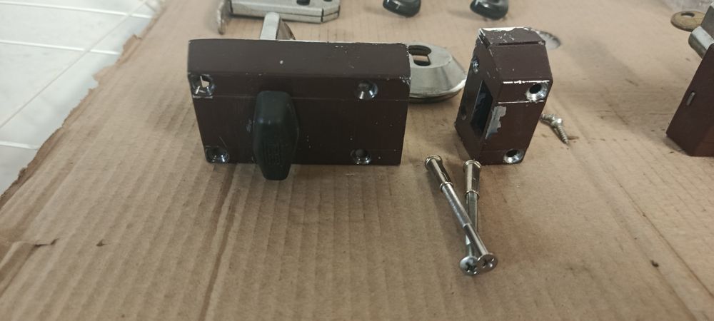 Zamki i szyldy drzwiowe zewnętrzne i wewnętrzne