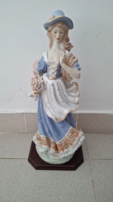 Estatueta em porcelana