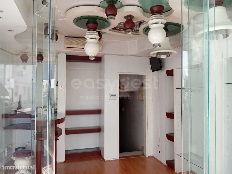 Loja de Rés do Chão e Cave no Centro da Cidade de Beja