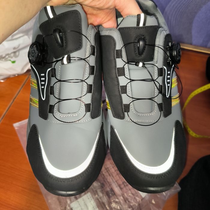 Кроссовки с автоматическим затягиванием