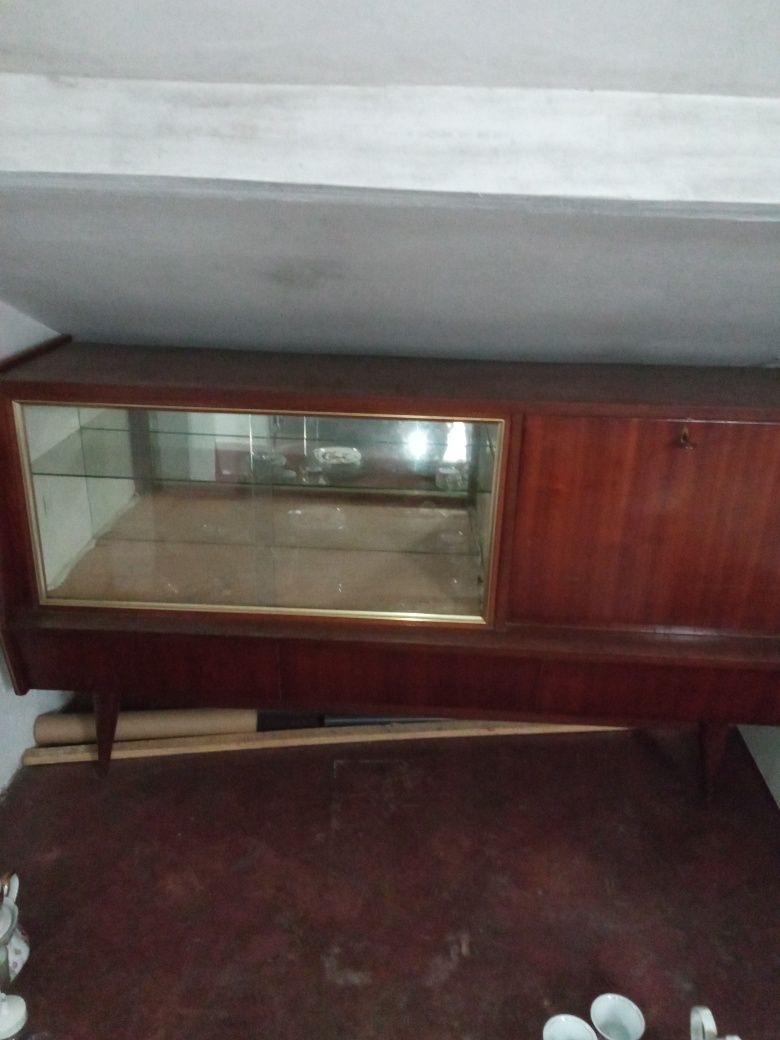 Aparador de sala com vitrine