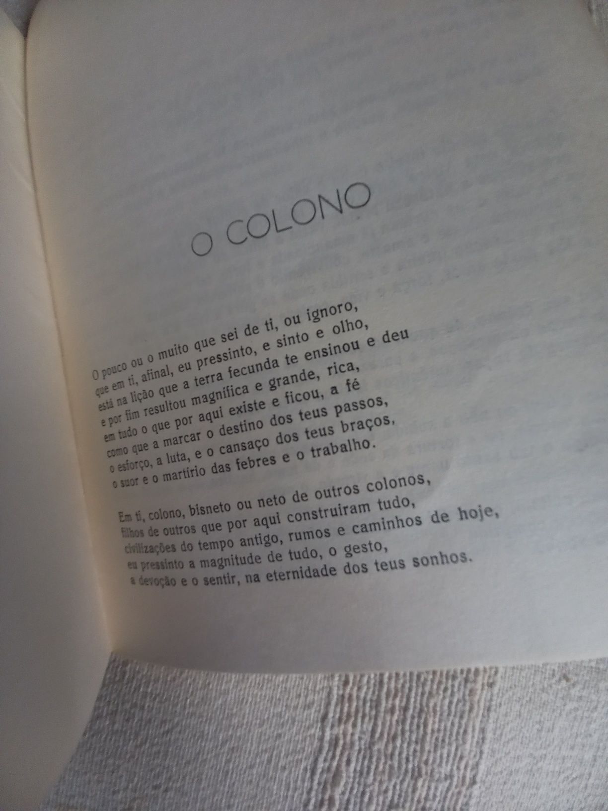 poesia de Angola Mário Mota Barro Vermelho e o Colono livro de 1965