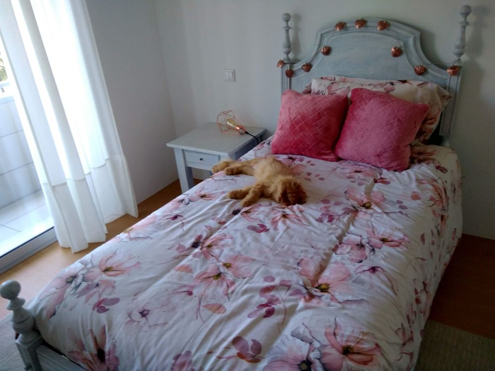 Quarto de solteiro incluindo cama, colchão, mesa de cabeceira e cómoda