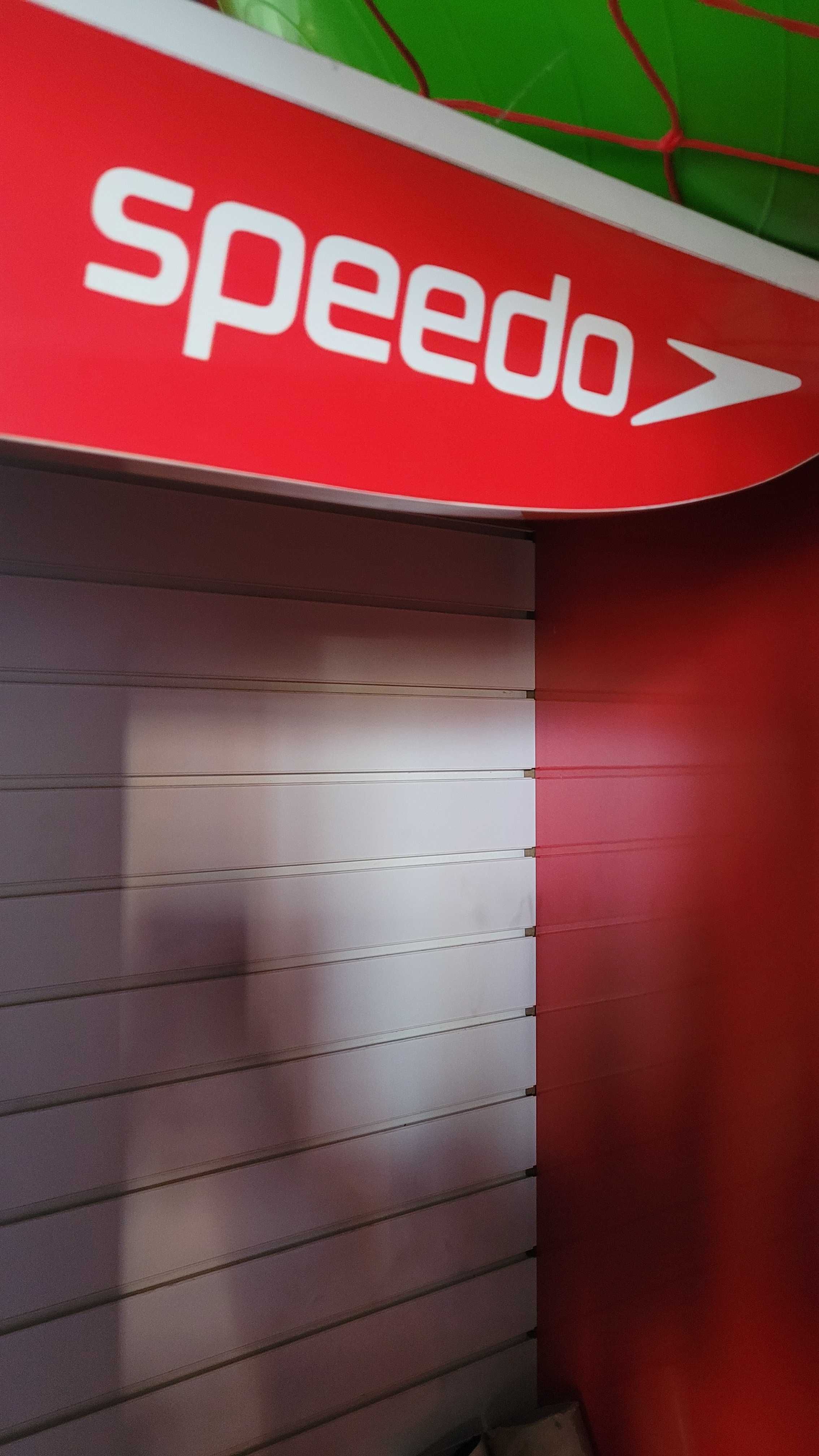 Szafa do handlu marka SPEEDO zamykana