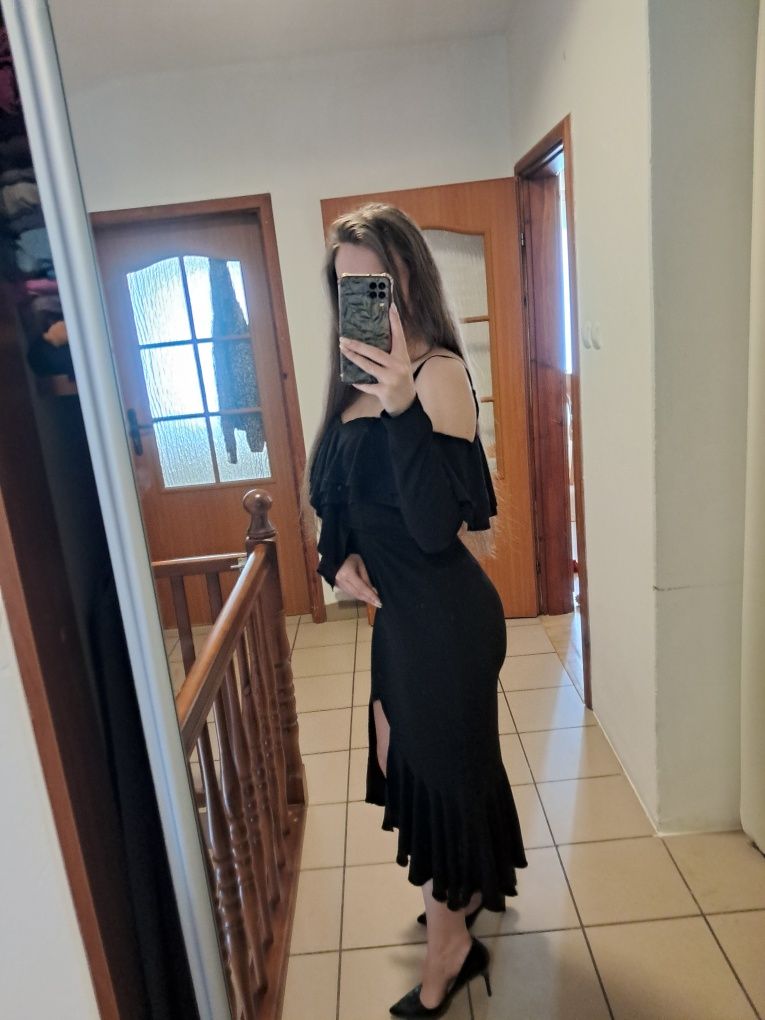 Czarna sukienka z falbankami
