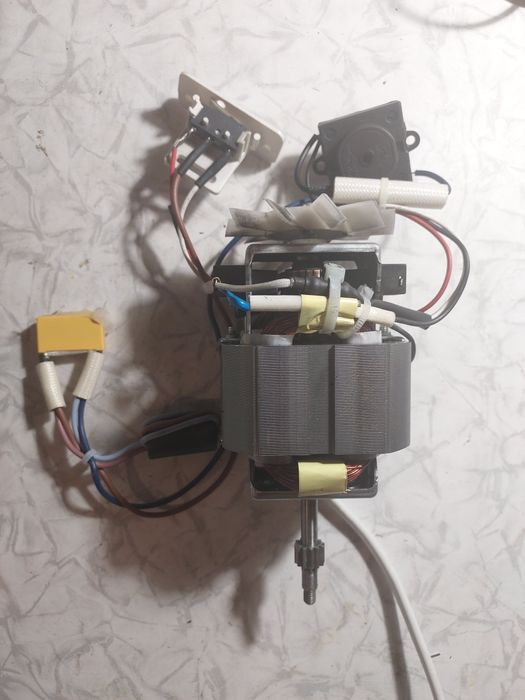 Двигун (мотор) кухонного комбайна Gorenje.