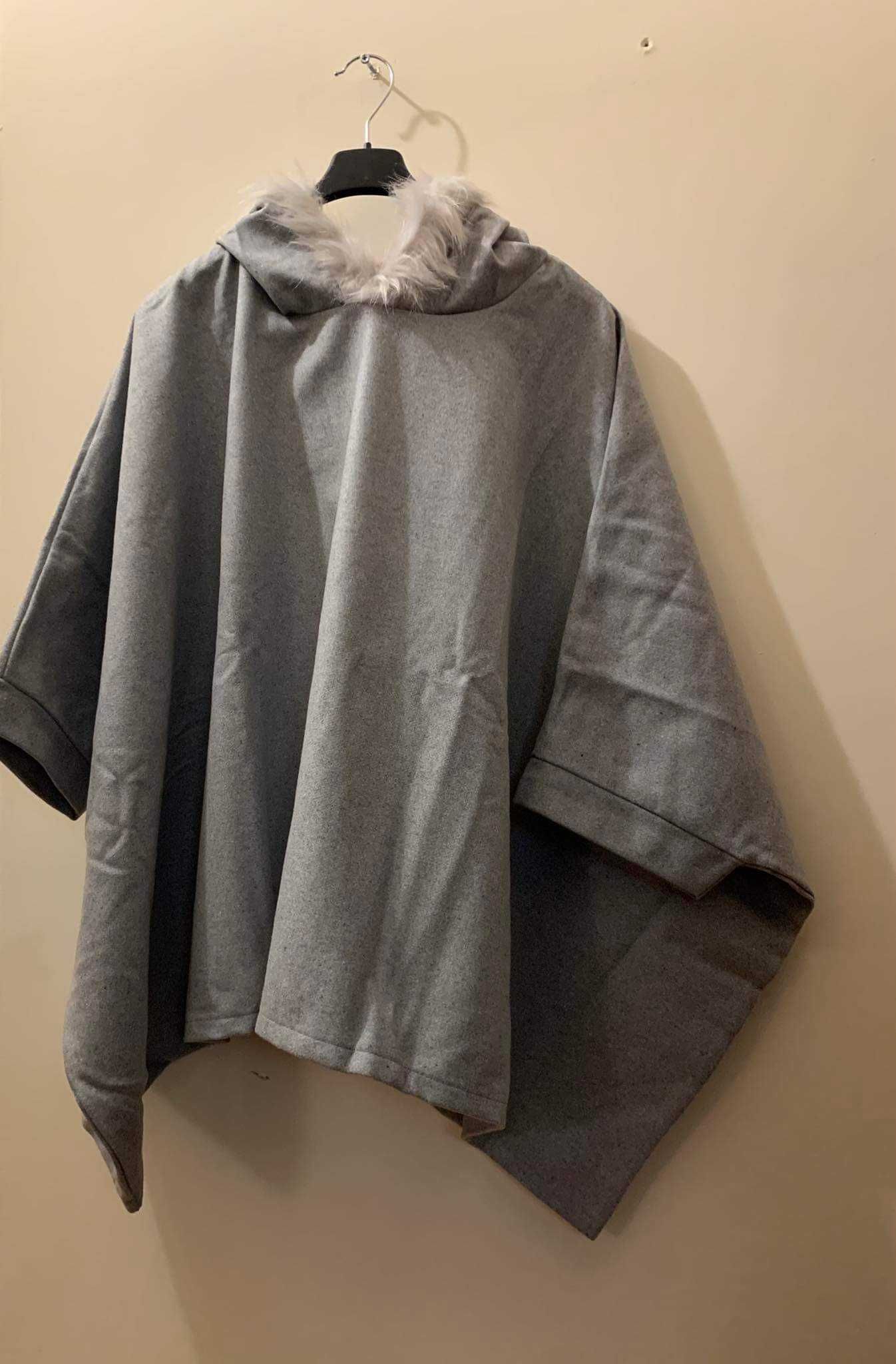 Ponczo damskie z kapturem na futerku. Oversize.