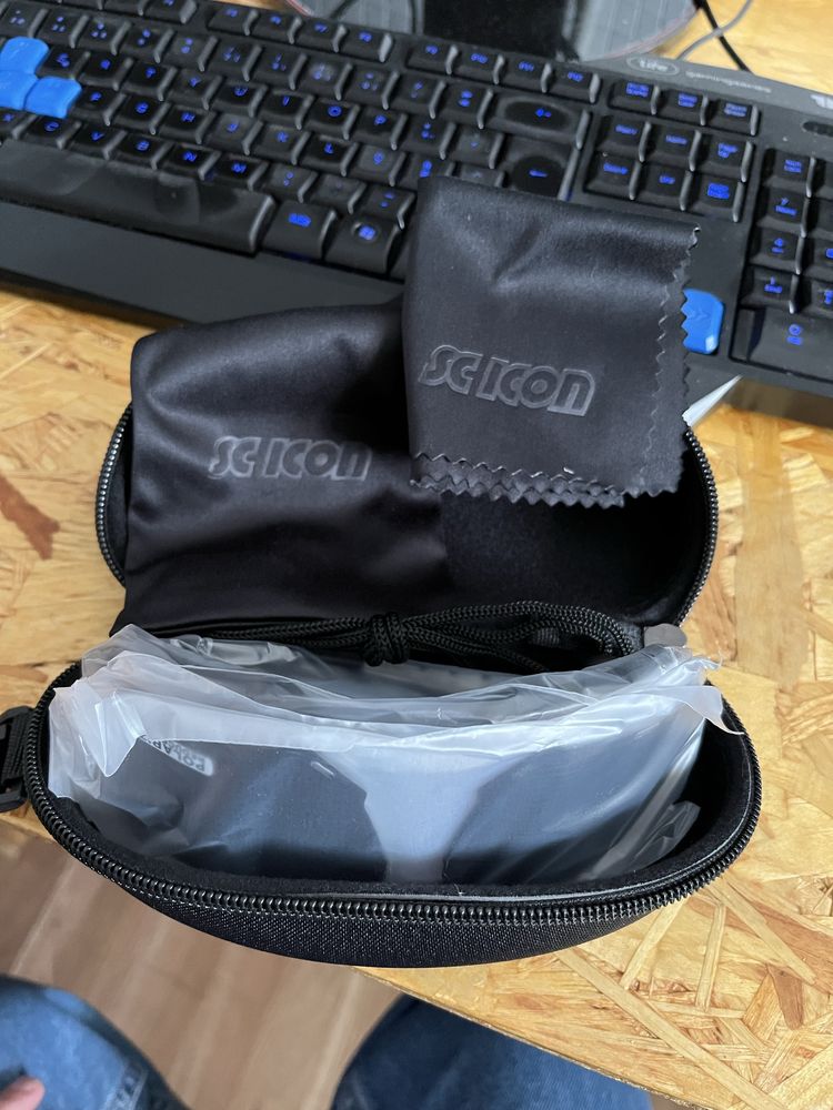 Óculos Scicon.