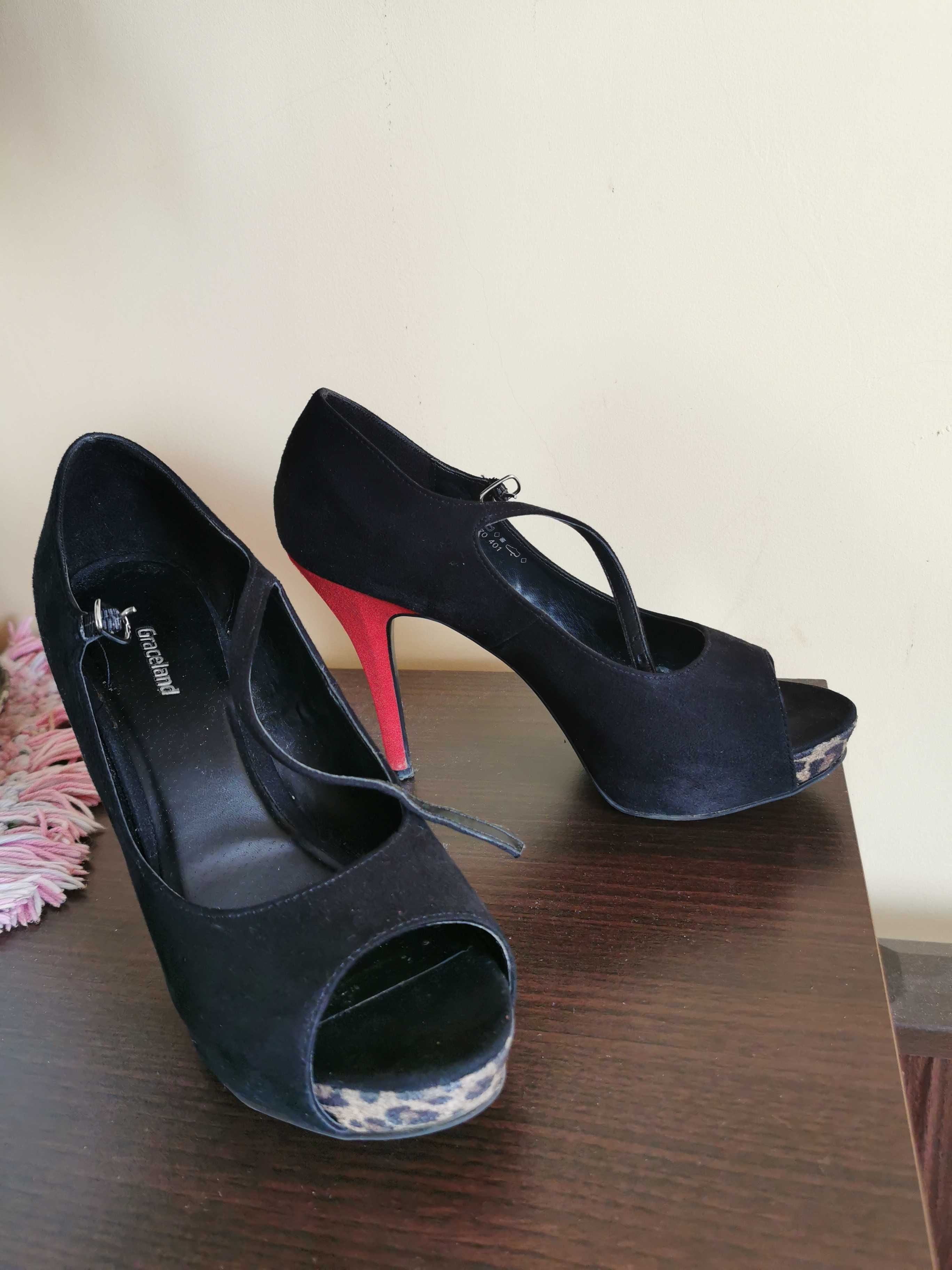 Szpilki czarne, czerwony obcas r38 Deichmann
