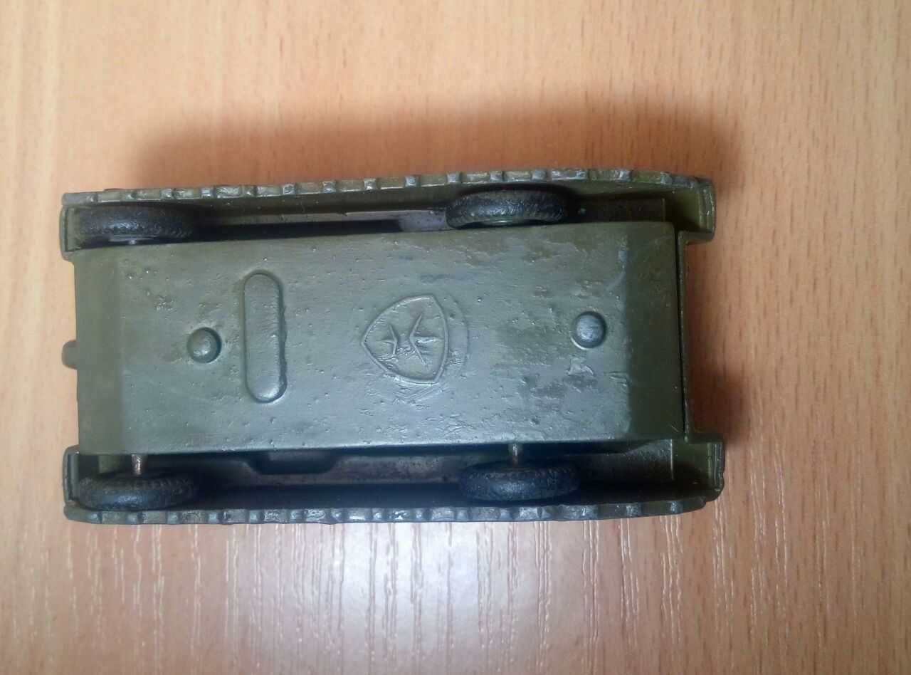 Игрушечная металическая военная техника из СССР, тягач.