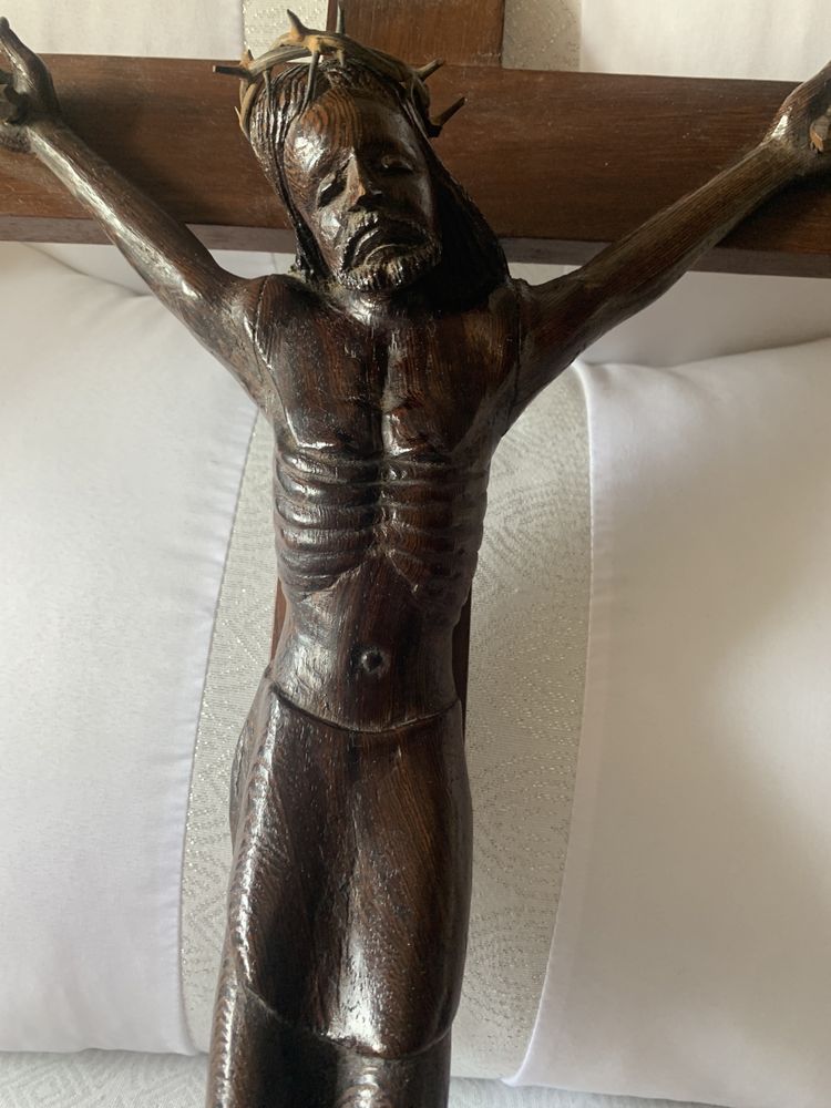 Crito na cruz, esculpido em madeira , muito antigo