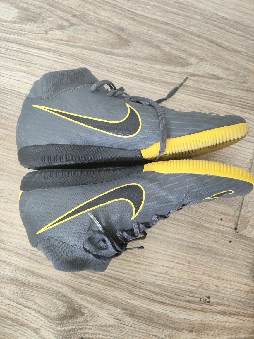 Buty piłkarskie Nike halowki