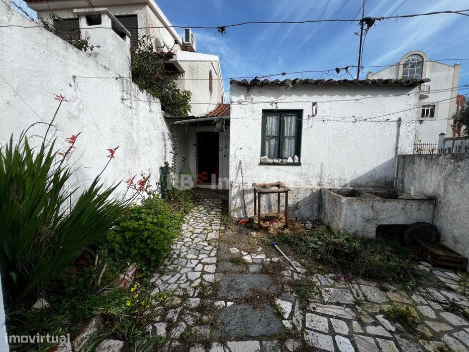 Moradia térrea T3 para recuperar, na Meia Via, Torres Novas