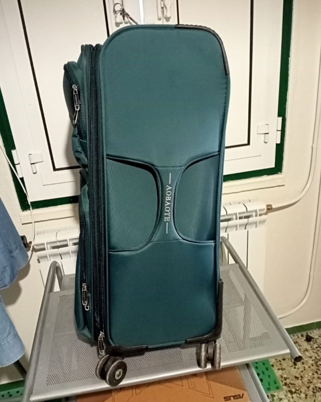 Vou vender uma mala de viagem usada em excelentes condições. Excelente
