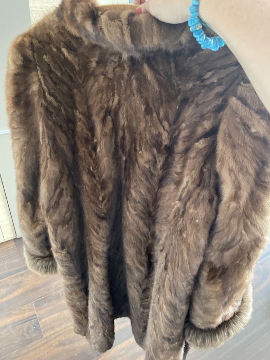 Futro z norek z pieknie wykonczonymi rękawami rozszerzane