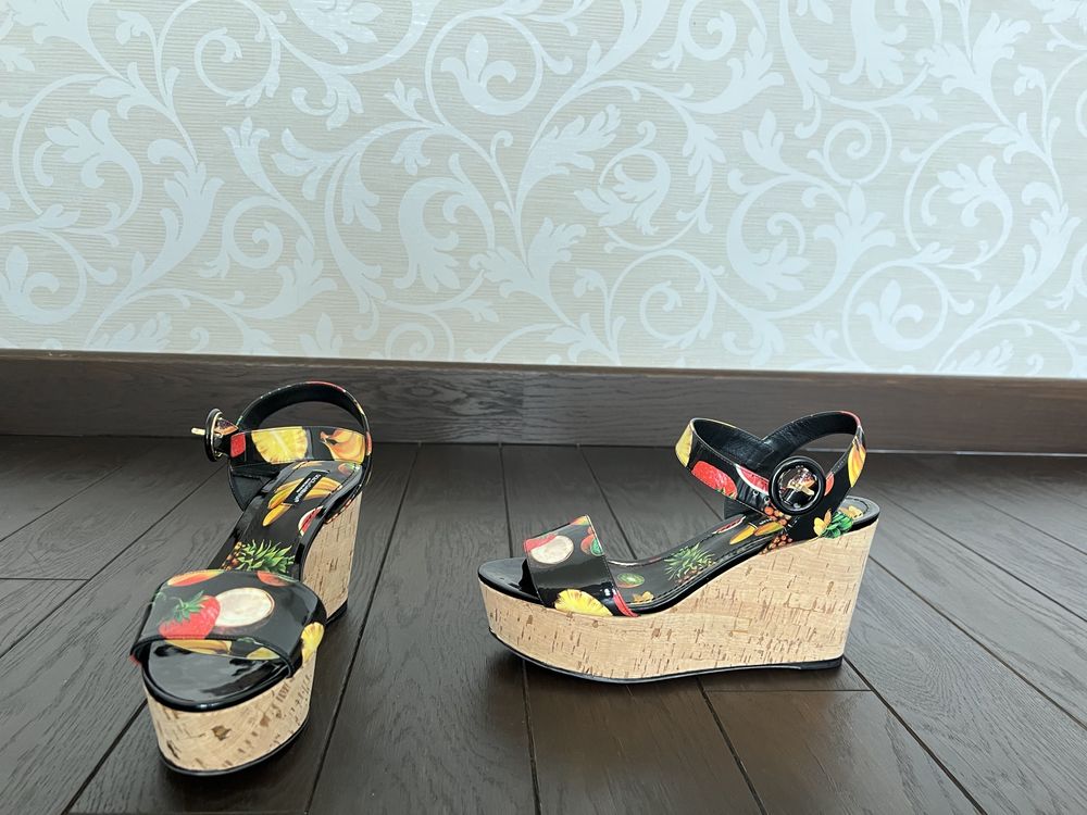 Черные лаковые босоножки на танкетке с фруктми Dolce & Gabbana 38 р.