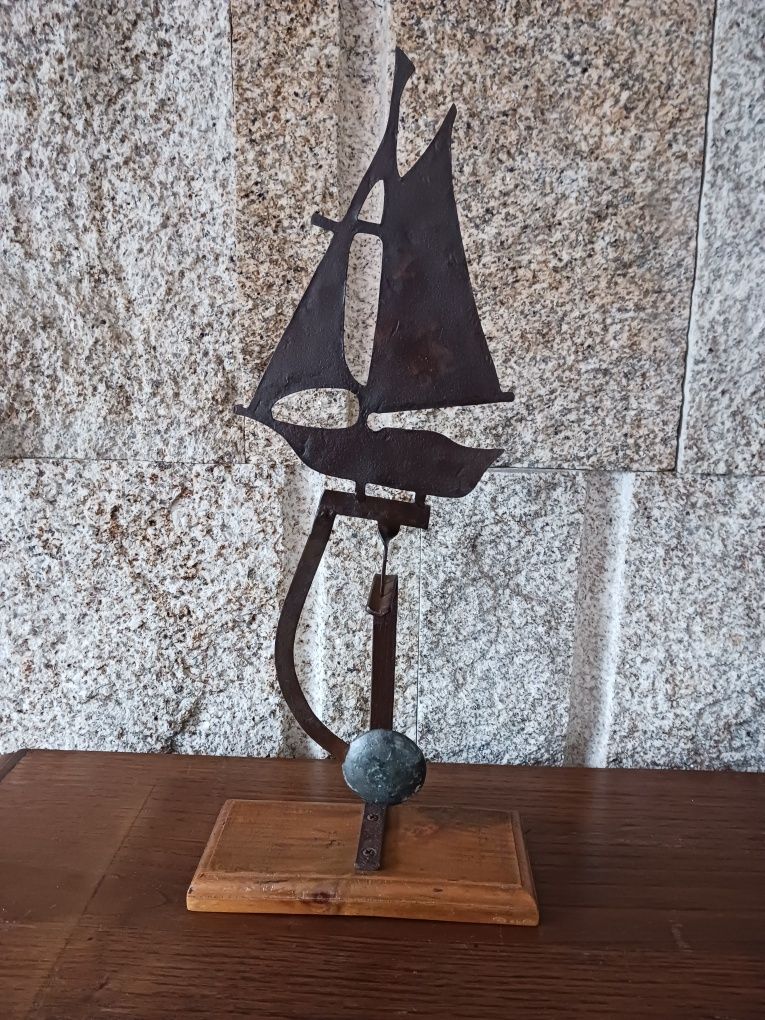 Barco veleiro pêndulo. Artesanato