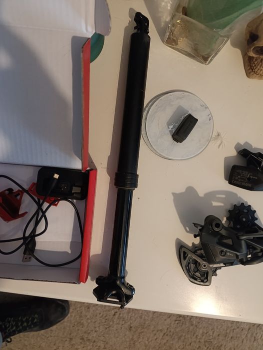 Transmissão Sram electrónico + espigão telescópio 300€ tudo