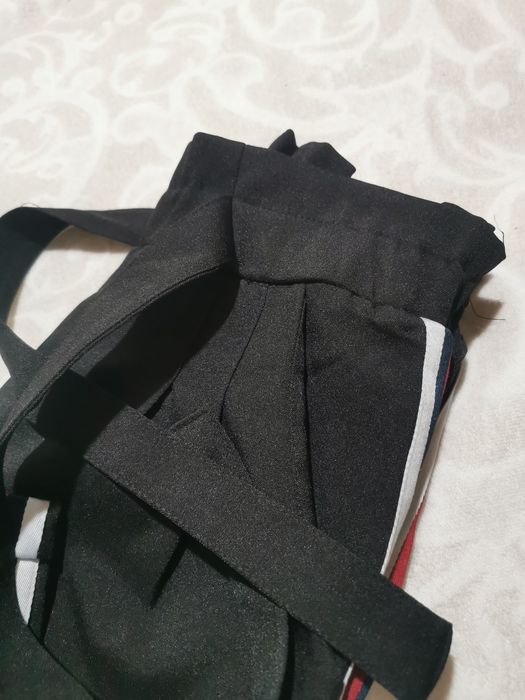 Calça preta com riscas laterais