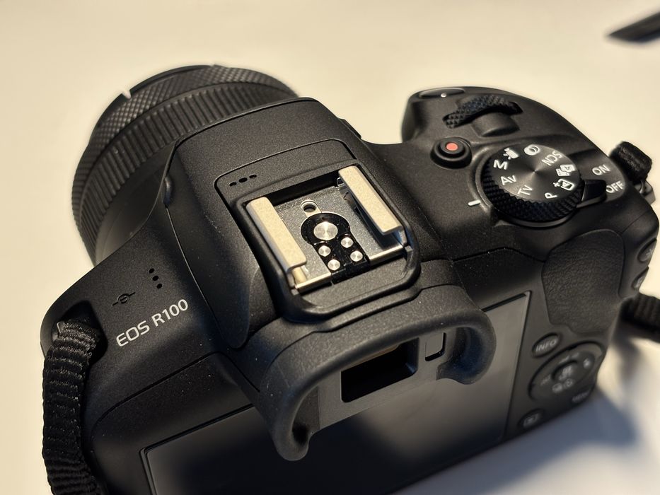 Canon EOS R100 + RF-S 18-45mm IS STM, 24.2 Mpix,4K zestaw bezlusterowy