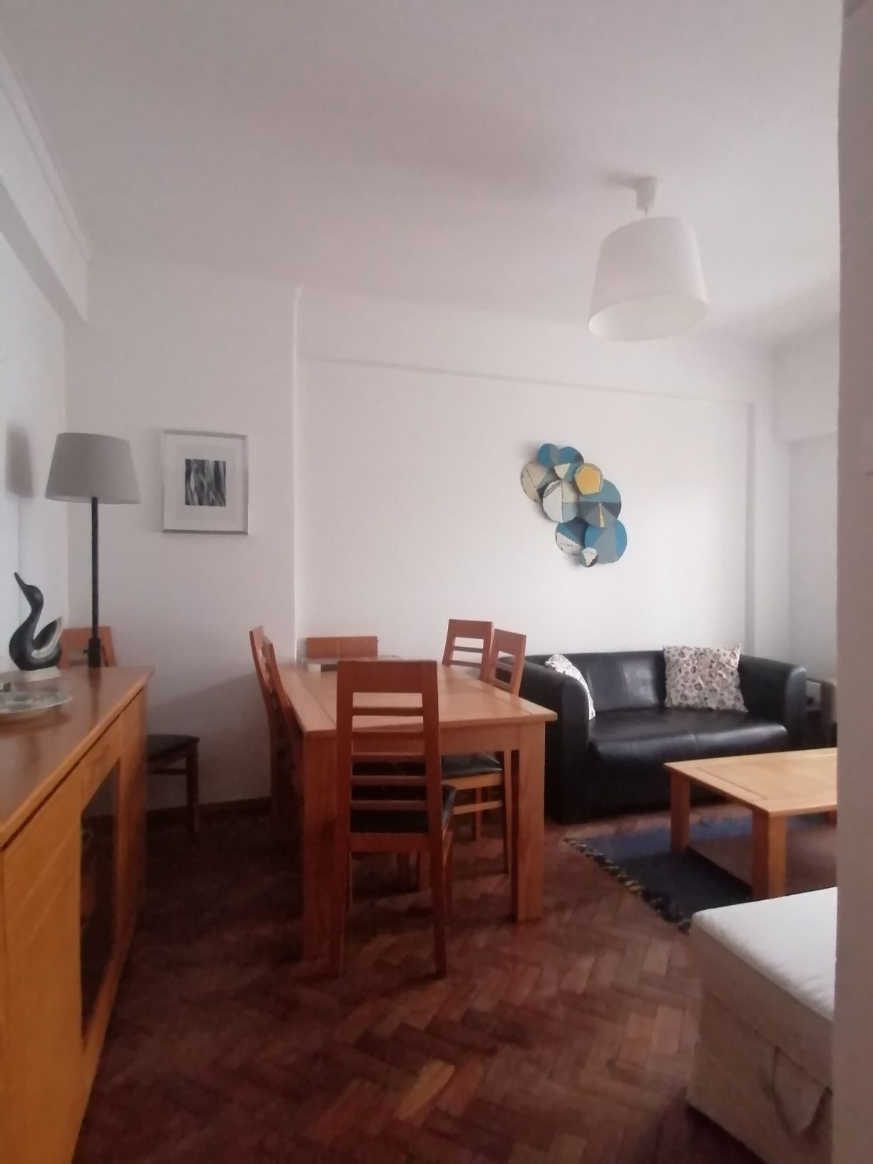 Partilho apartamento com jovens profissionais ou estudantes