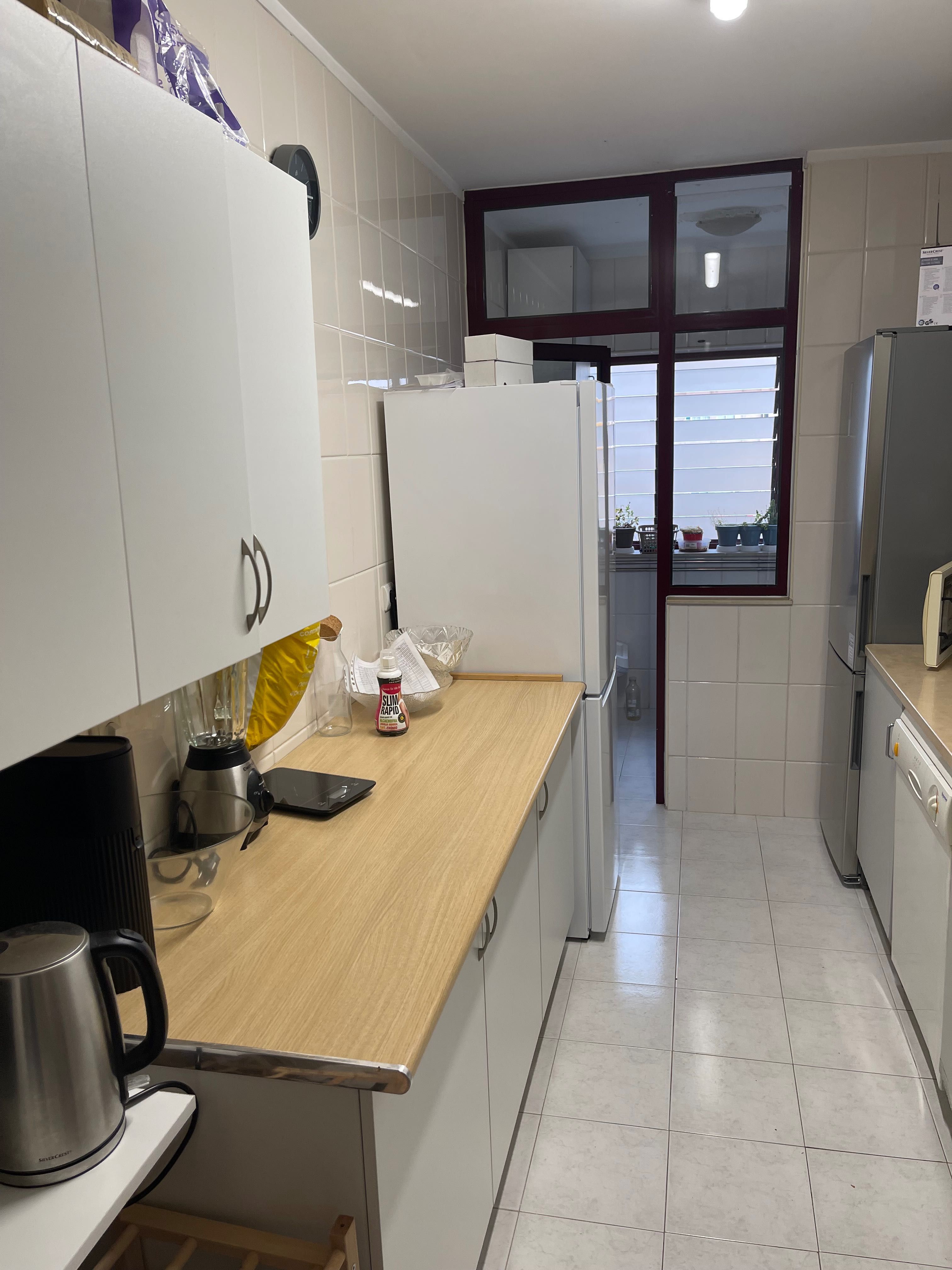 Quarto num apartamento T3 junto ao metro (Tudo incluído)