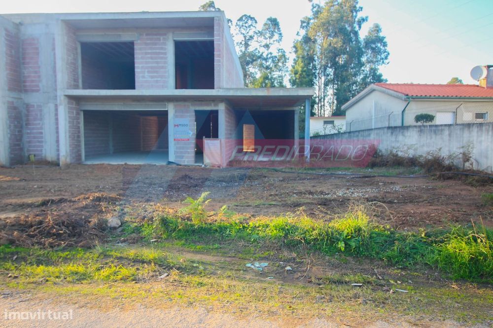 Moradia T3 em Estrutura na Lage, Vila Verde!