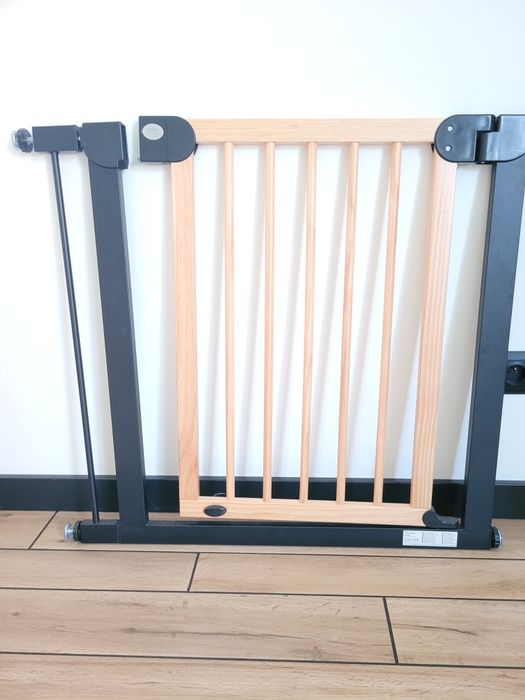 Bramka rozporowa zabezpieczająca na schody czarna drewniana loft