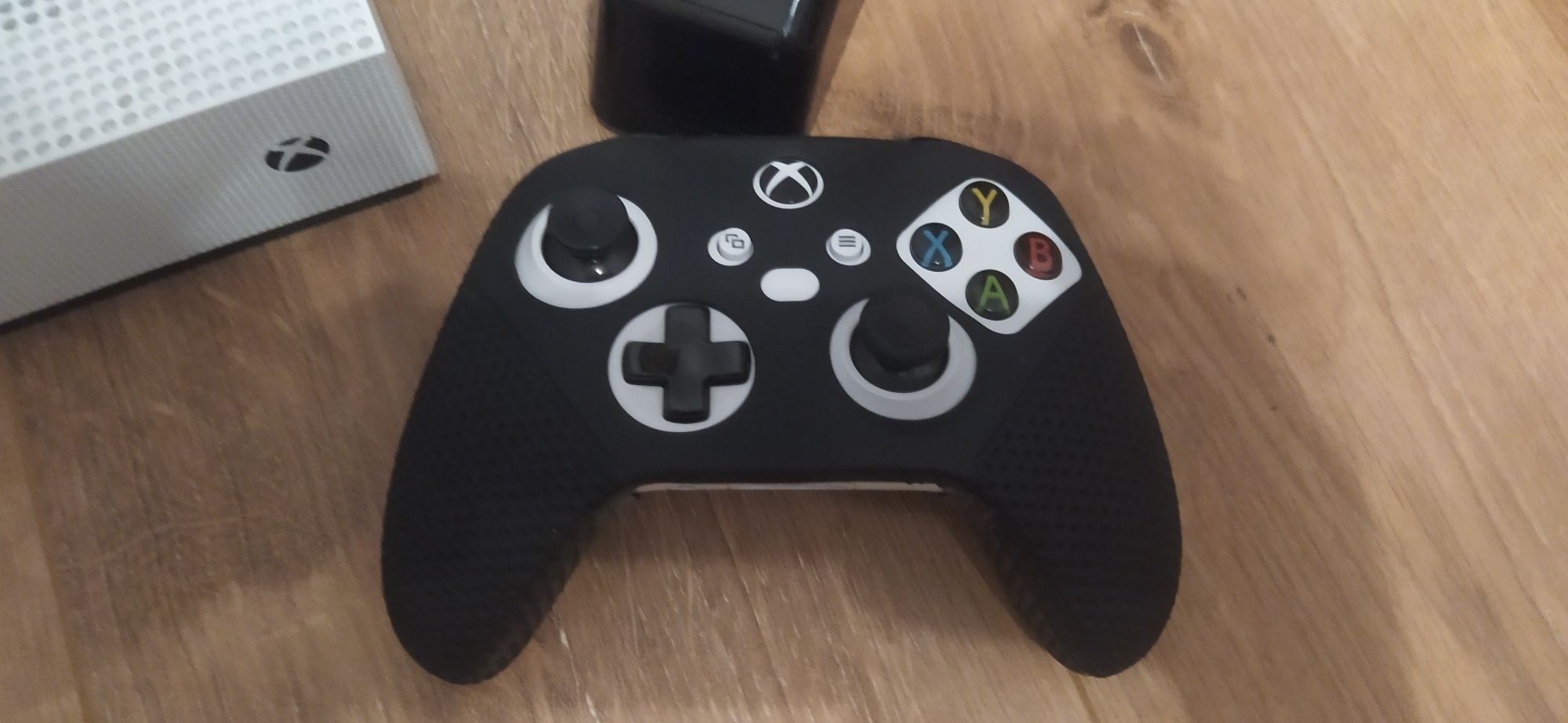 Xbox one s + pad + 5gier+ stacja ładowania