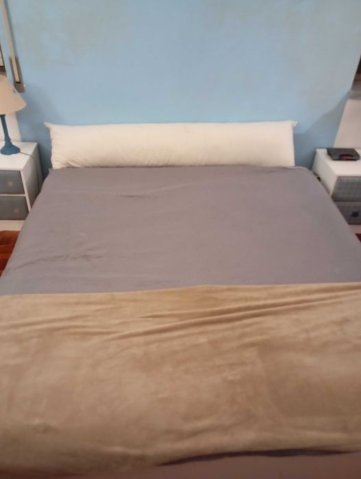 Vendo cama King 190/220 com mesas de cabeceira estrado e colchao