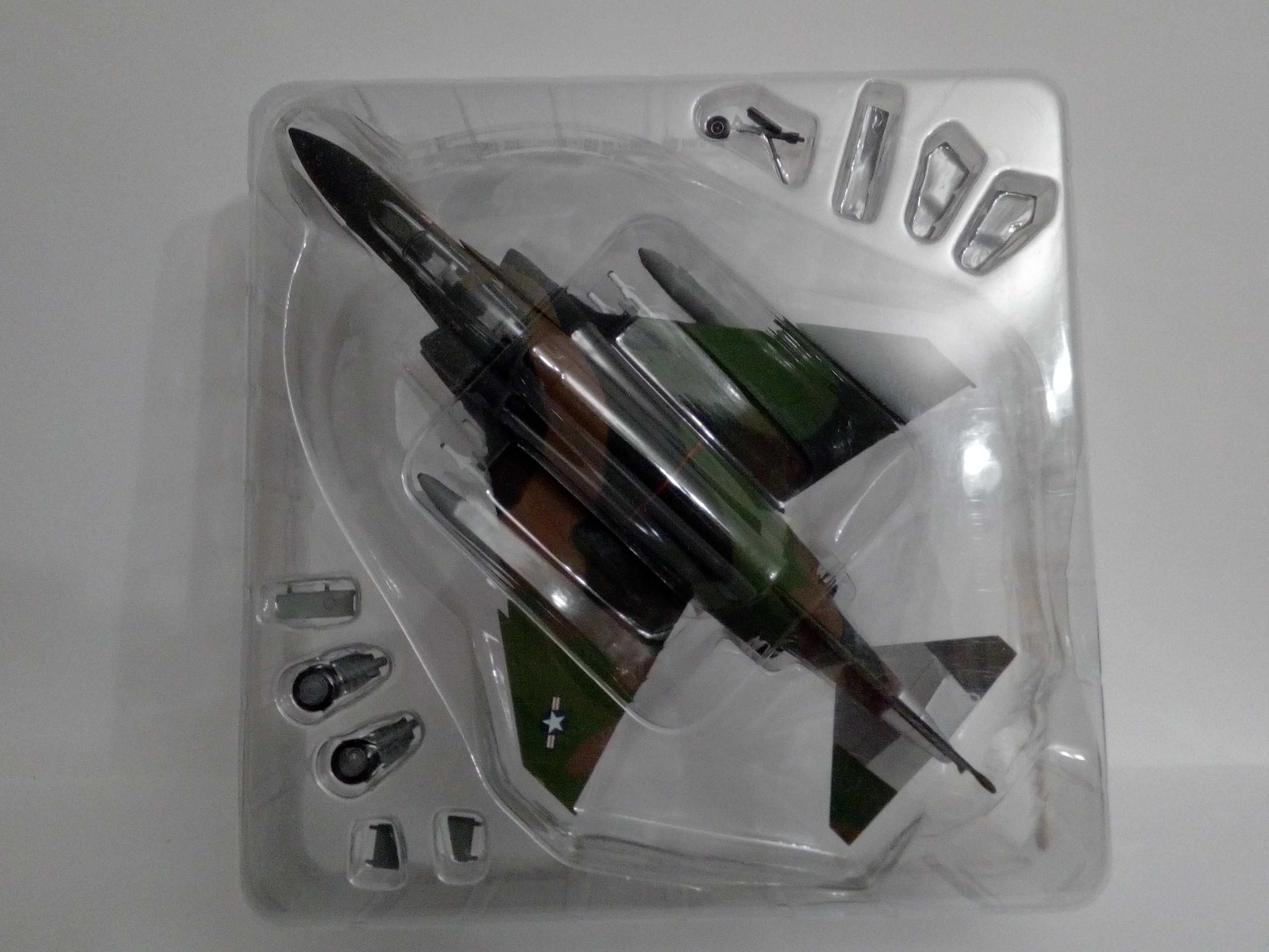 Vendo avião F-35A e F-4E