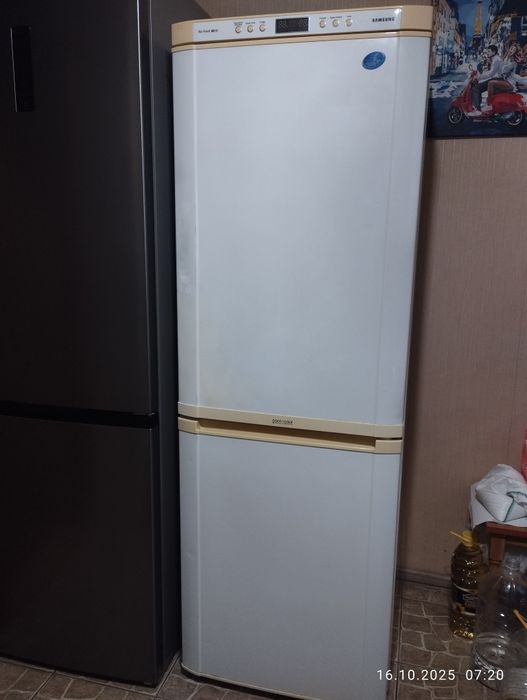 Холодильник Samsung RL33EBSW No Frost 2-х камерний повністю справний.